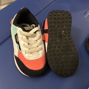 Multi color toddler pumas